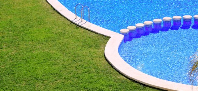 דשא סינטטי לבריכה של מלון