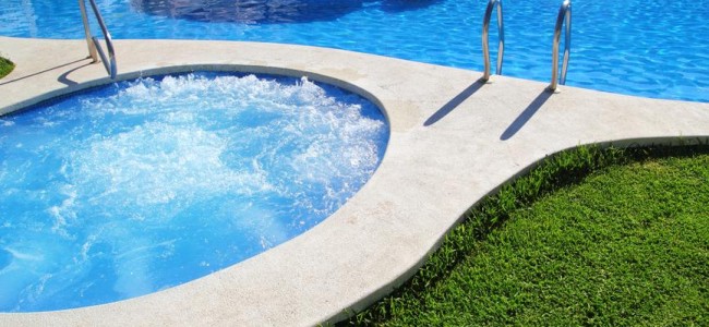 דשא סינטטי לבריכת שחייה